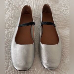MADEWELL THE GRETA BALLET FLAT IN SILVER WITH BLACK STRAP SIZE 7.5